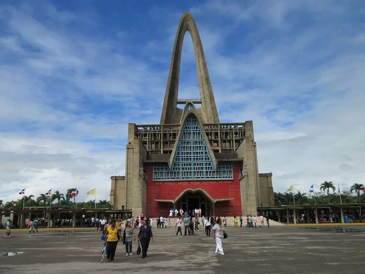 The tall concrete arch of the Basilica of La Altagracia in Higüey above a wide plaza