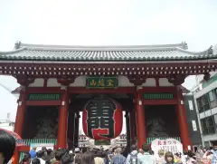 The Kaminarimon gate at Senso-ji with its huge red paper lantern and a crowd of visitors beneath it.