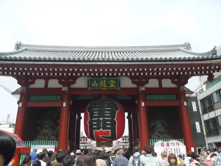 The Kaminarimon gate at Senso-ji with its huge red paper lantern and a crowd of visitors beneath it.